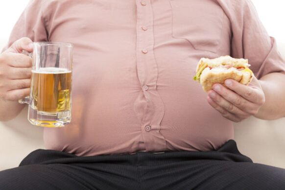 niezdrowe jedzenie, alkohol i otyłość jako przyczyny łuszczycy na nogach