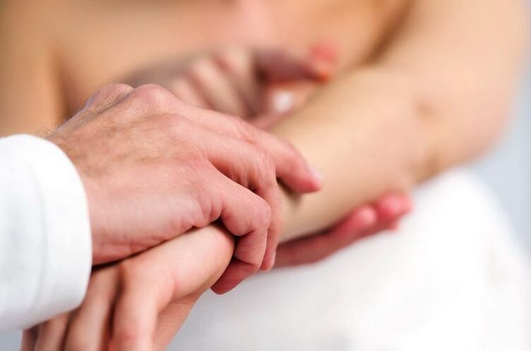 Dermatolog badający pacjenta z łuszczycą